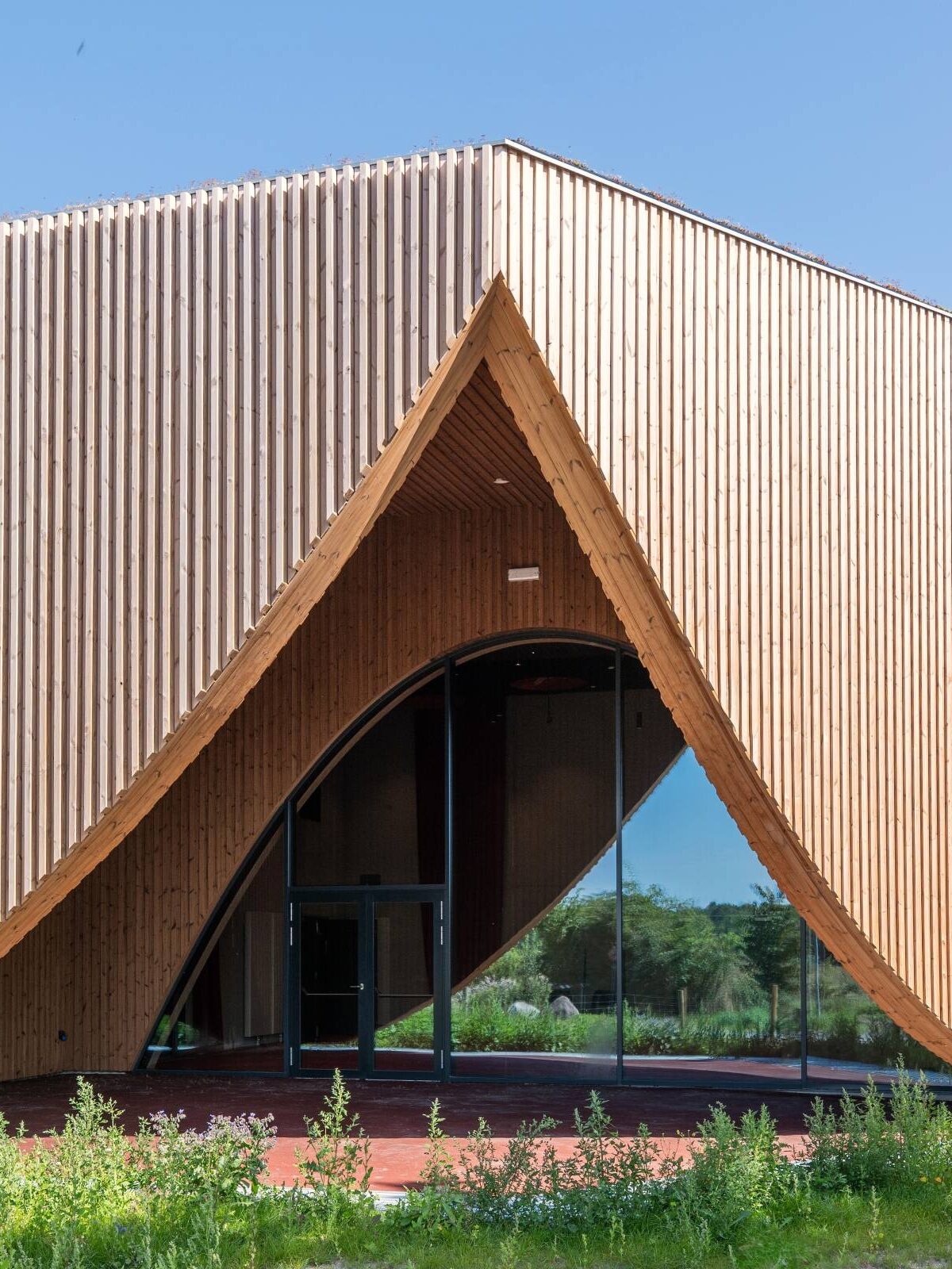 Ishøj Teater beklædt med Thermowood® fra Lunawood