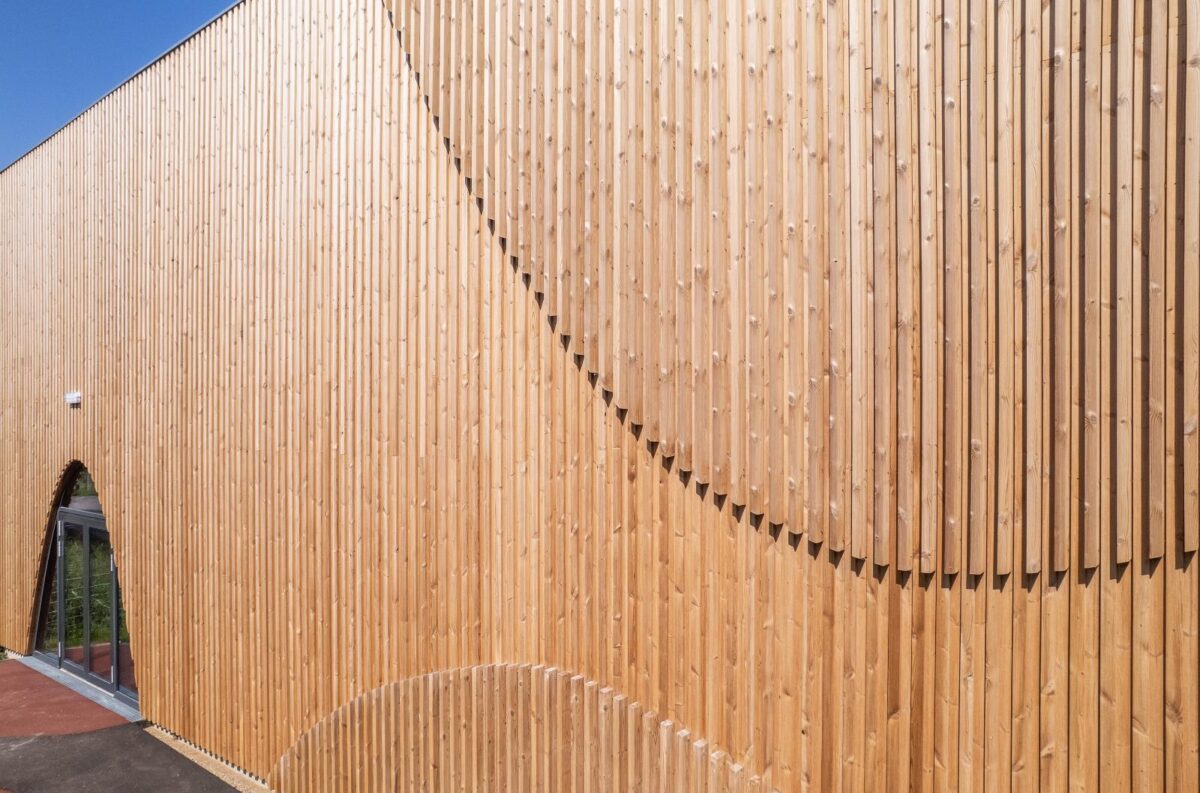 Ishøj Teater beklædt med Thermowood® fra Lunawood