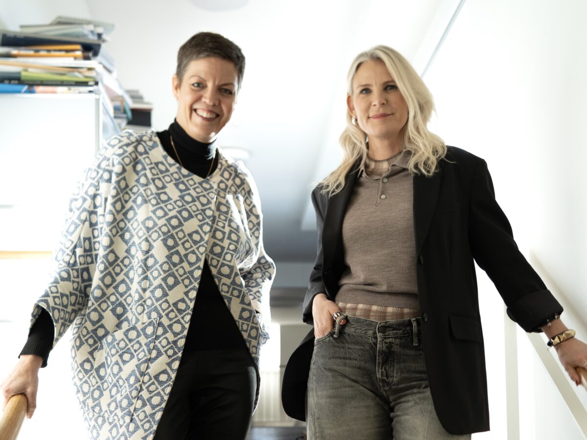 To kvinder står ved siden af hinanden på en trappe