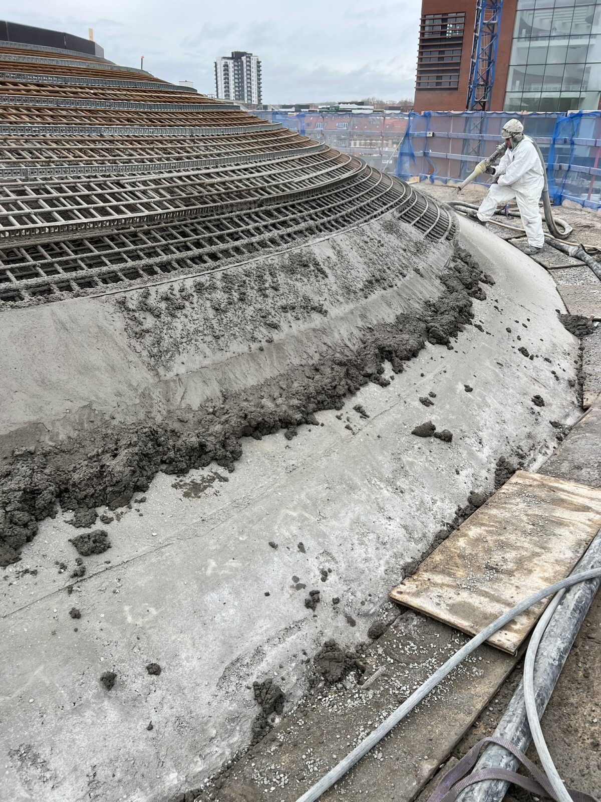 Person arbejder på projekt med sprøjtebeton