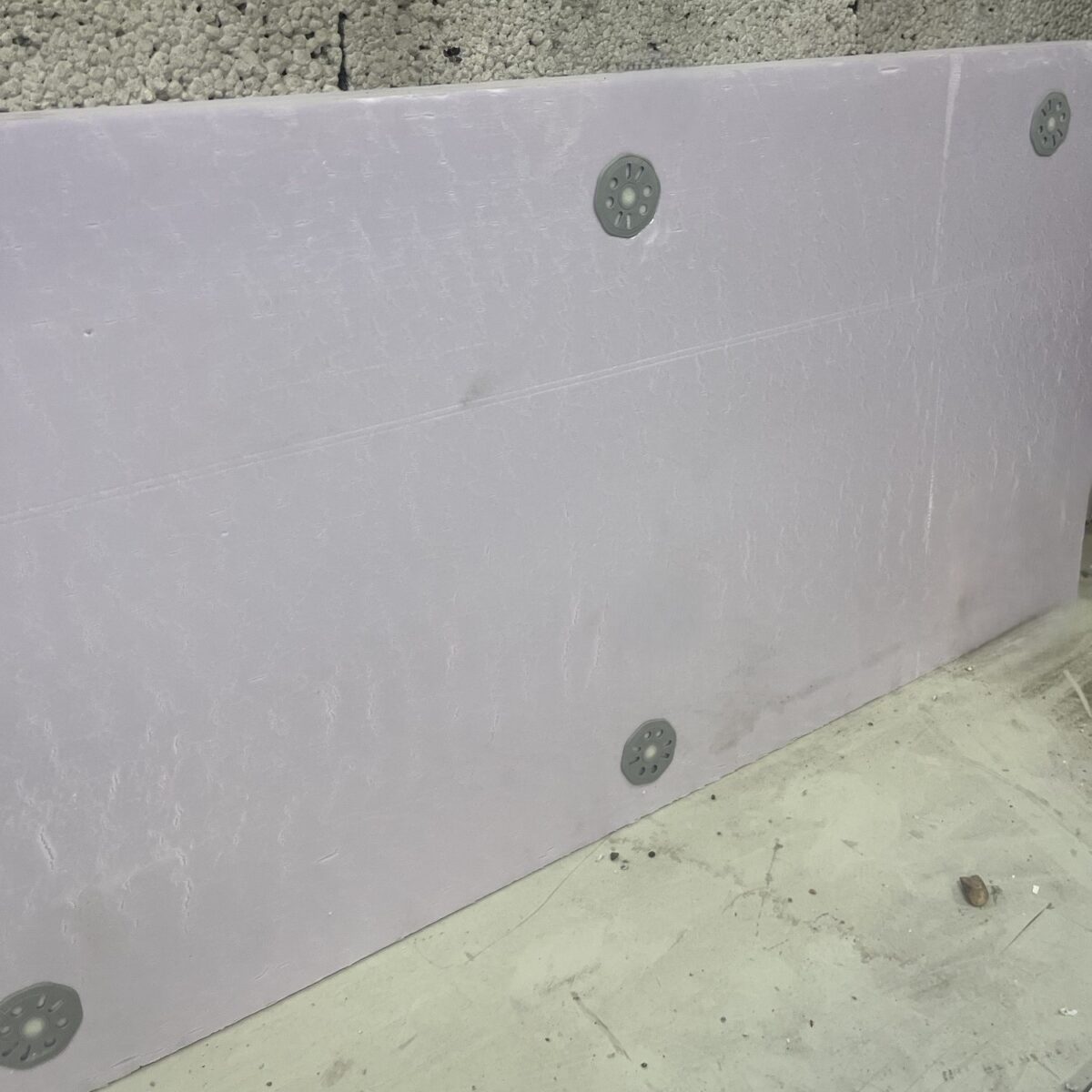 EPS fastgjort i betonvæg