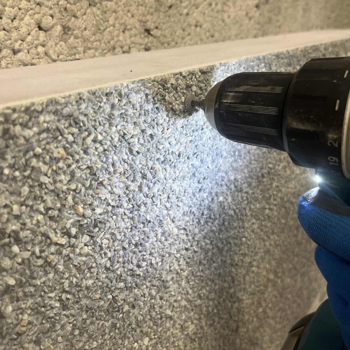 Fastgørelse af sokkelplade i iso-dyvel