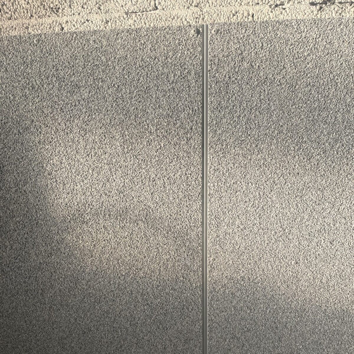 Fastgjort sokkelplade