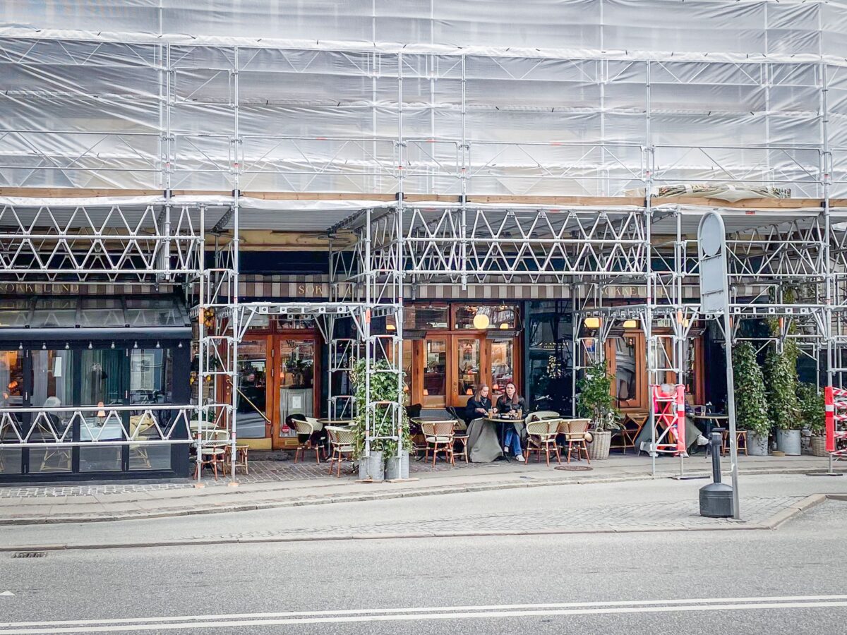 Café Sokkelund med stillads foran