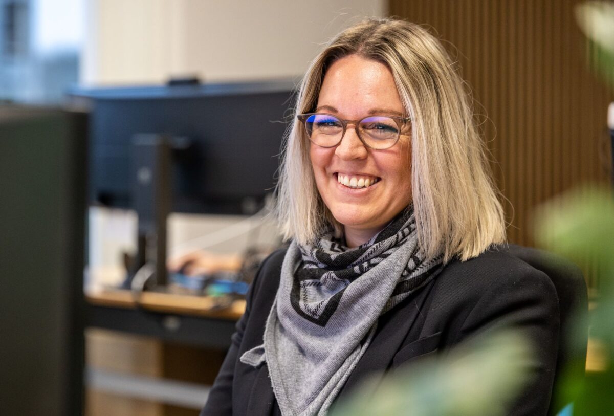 Kvinde foran computerskærm