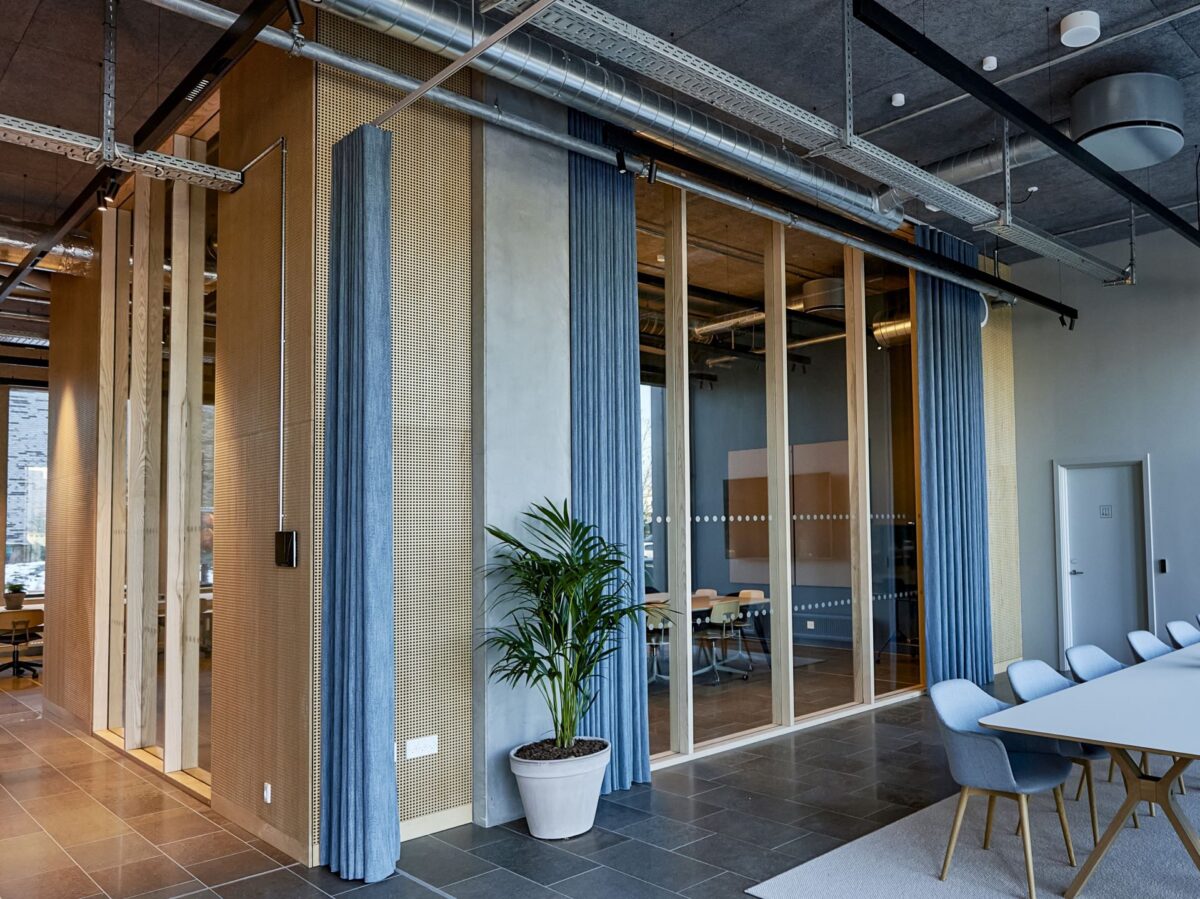 Glasvæg med træposte