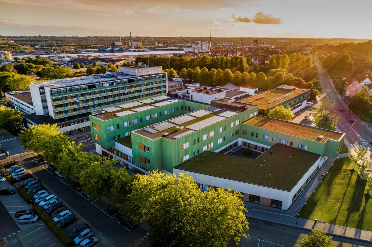 Hospital med grønne facader set fra luften