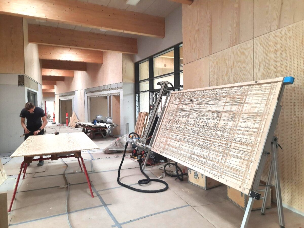 En mand arbejder med pladematerialer