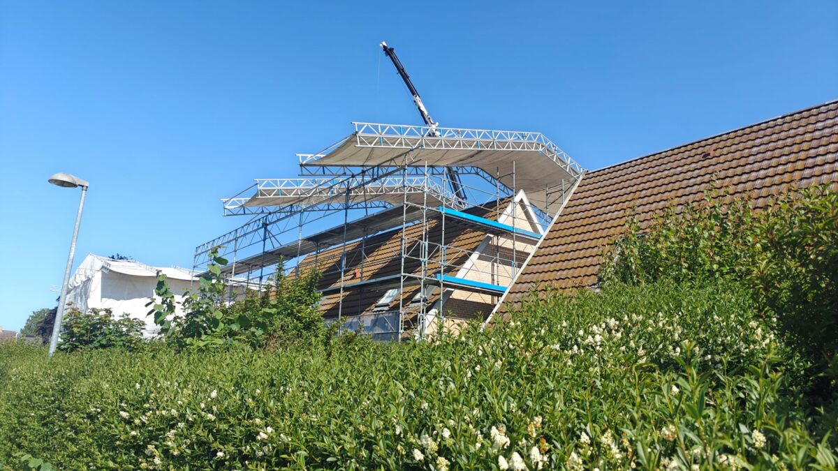 Bygning med stillads foran