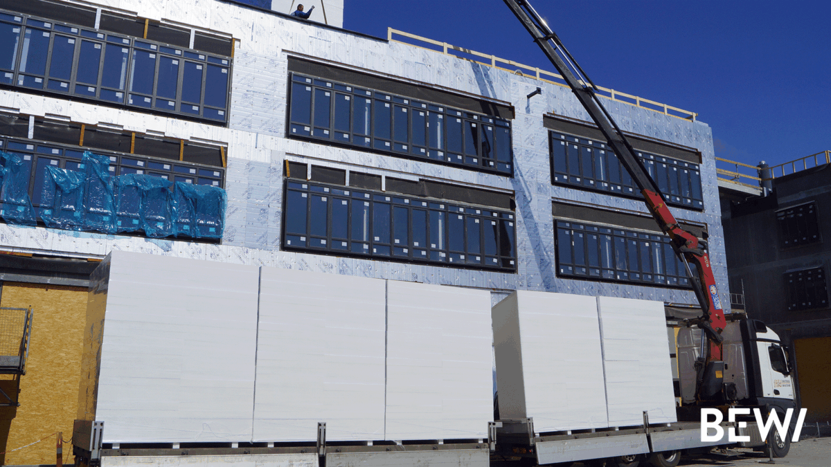 Kran ved siden af bygning