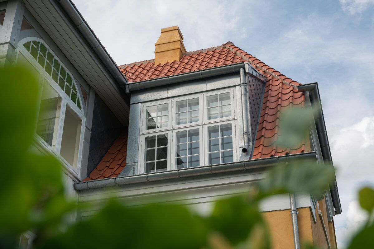 Vindue på 1. etage i gul villa