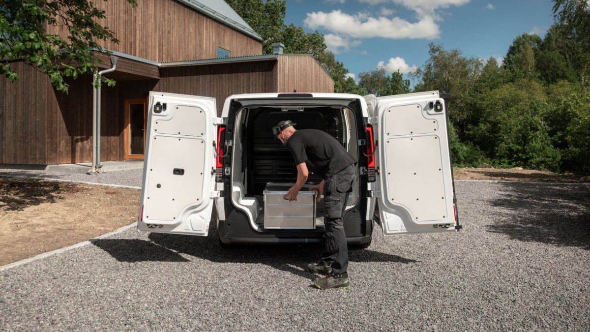 Mand laster varevogn