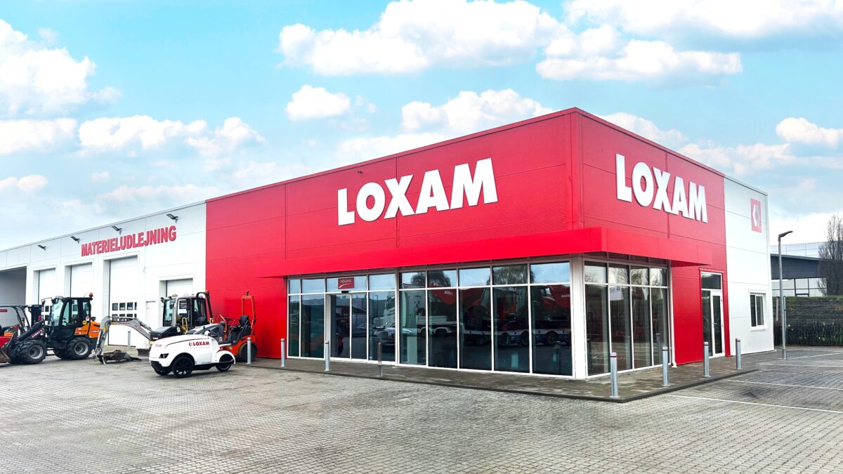 Bygning med rød facade og Loxam-logo