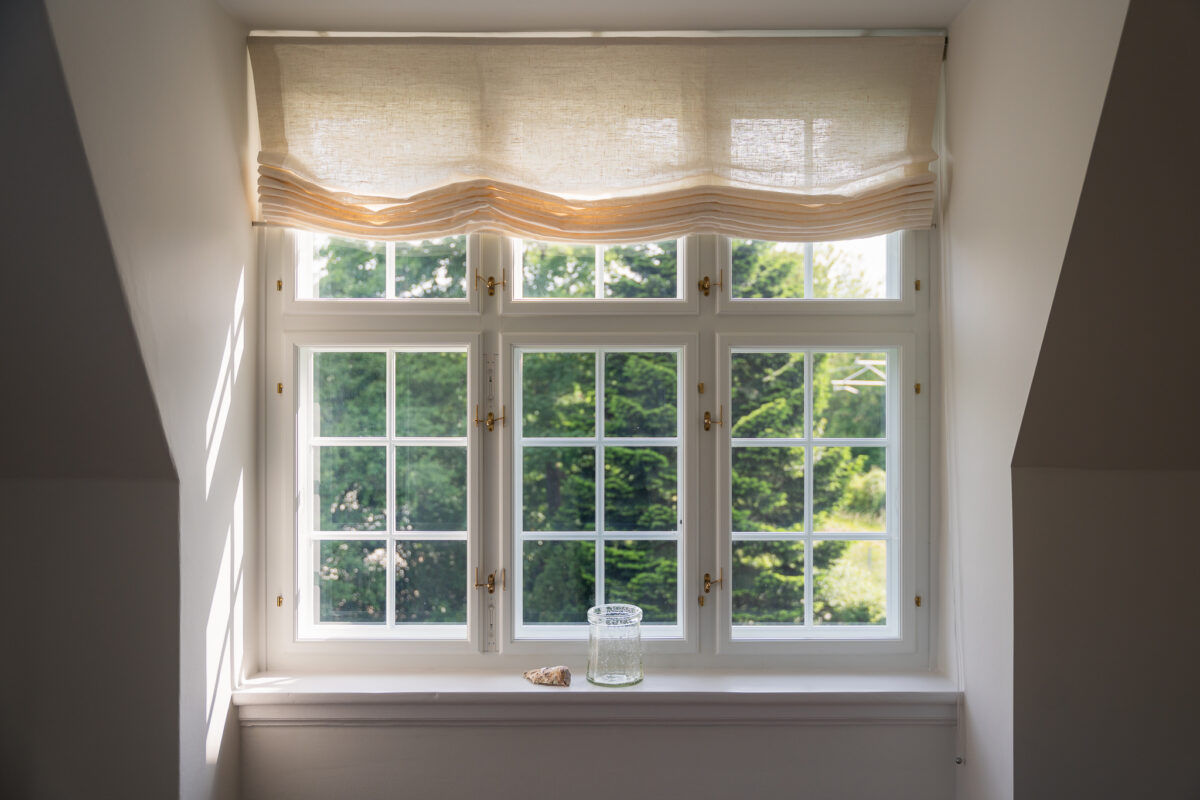 Linolievindue med gardin set indefra