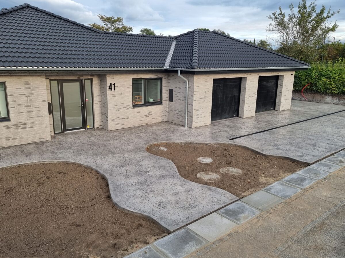 Belægning i beton foran hus