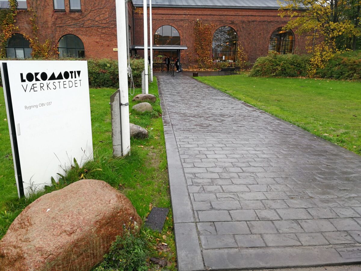 Gangsti foran Lokomotivværkstedet