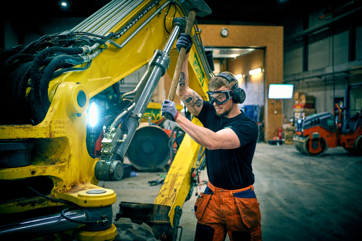Person arbejder ved GSV maskine