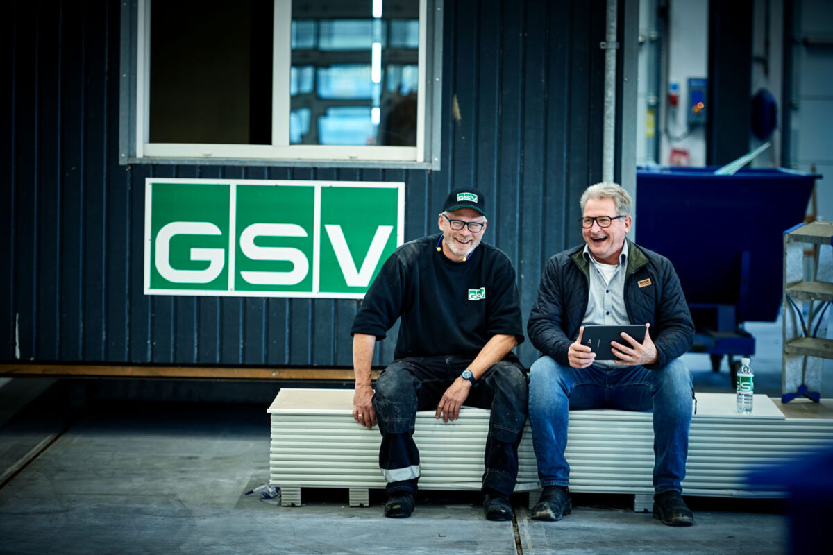 To personer foran skurvogn fra GSV
