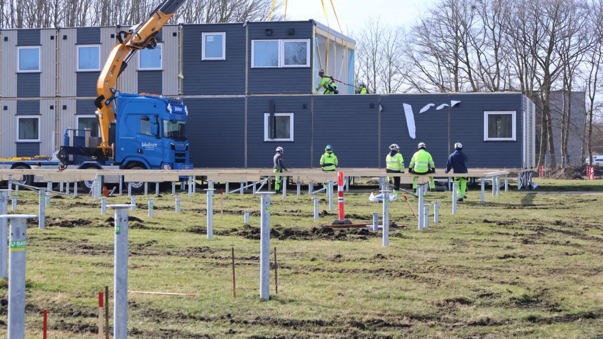 Personer arbejder på etagebyggeri