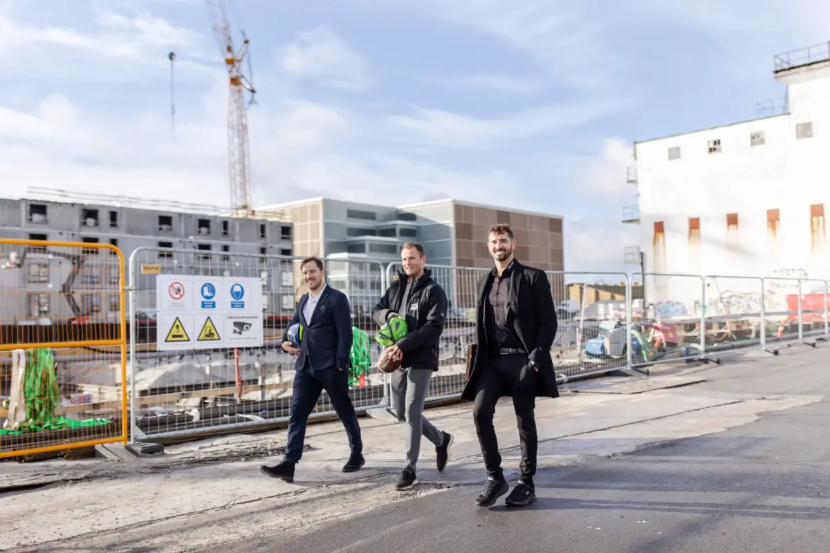 Personer på byggeplads