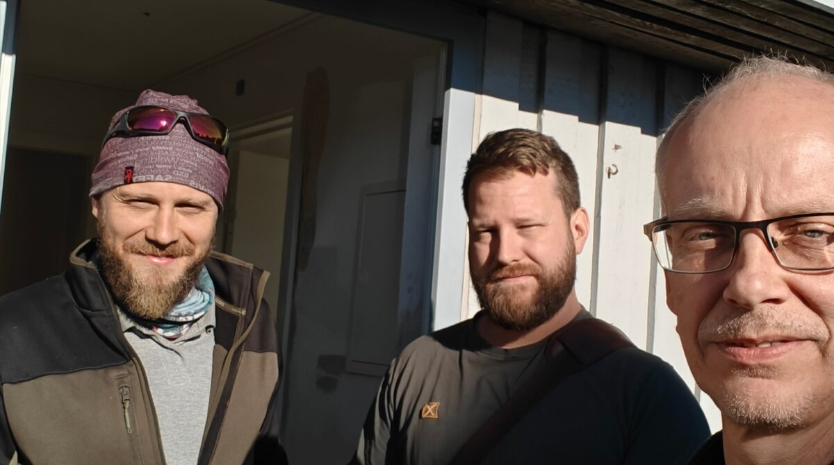Driftsdirektør Martin W. Volsgaard, Adam (tømrer), Oliver (elektriker)
