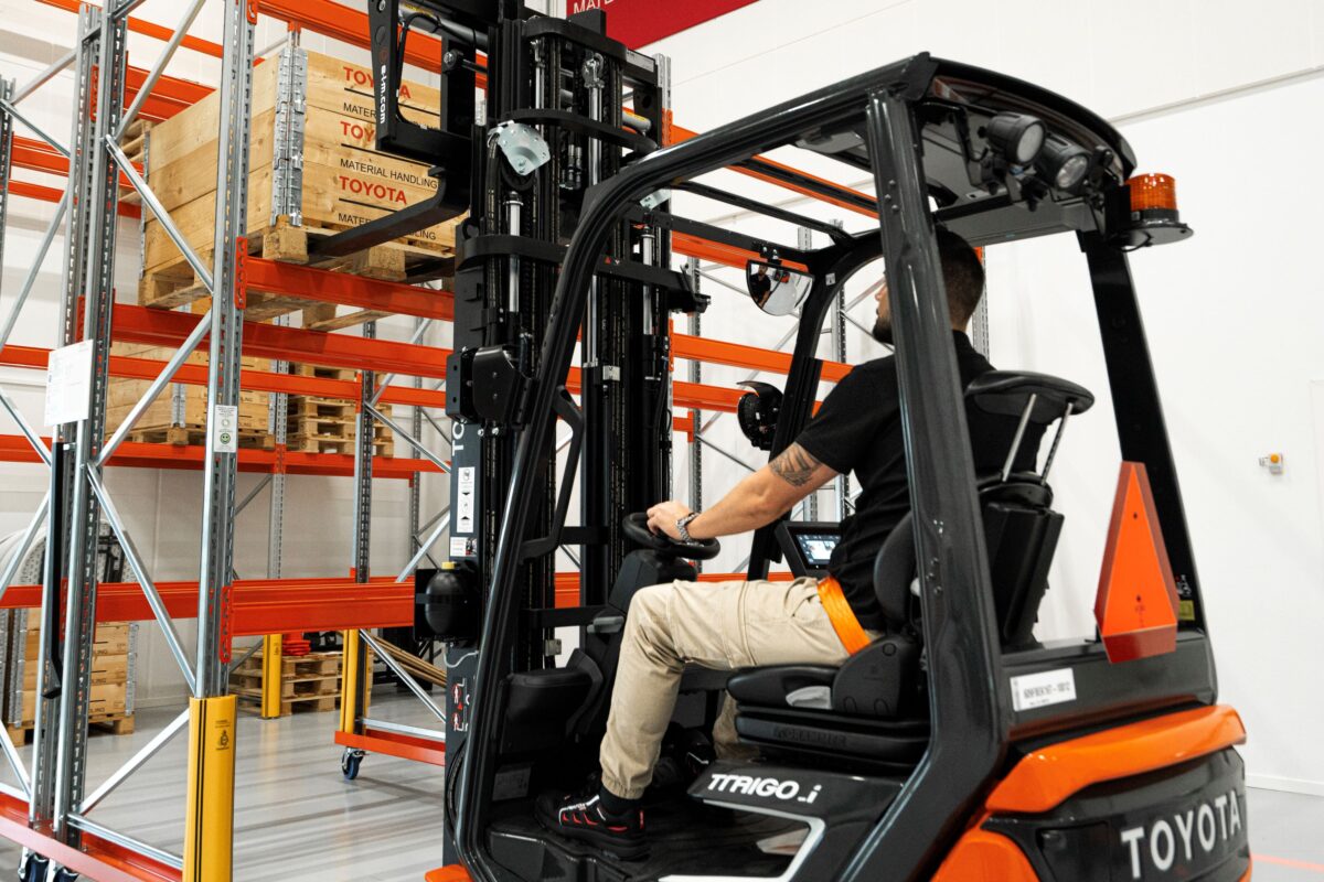 Person sidder i Toyota Traigo gaffeltruck 