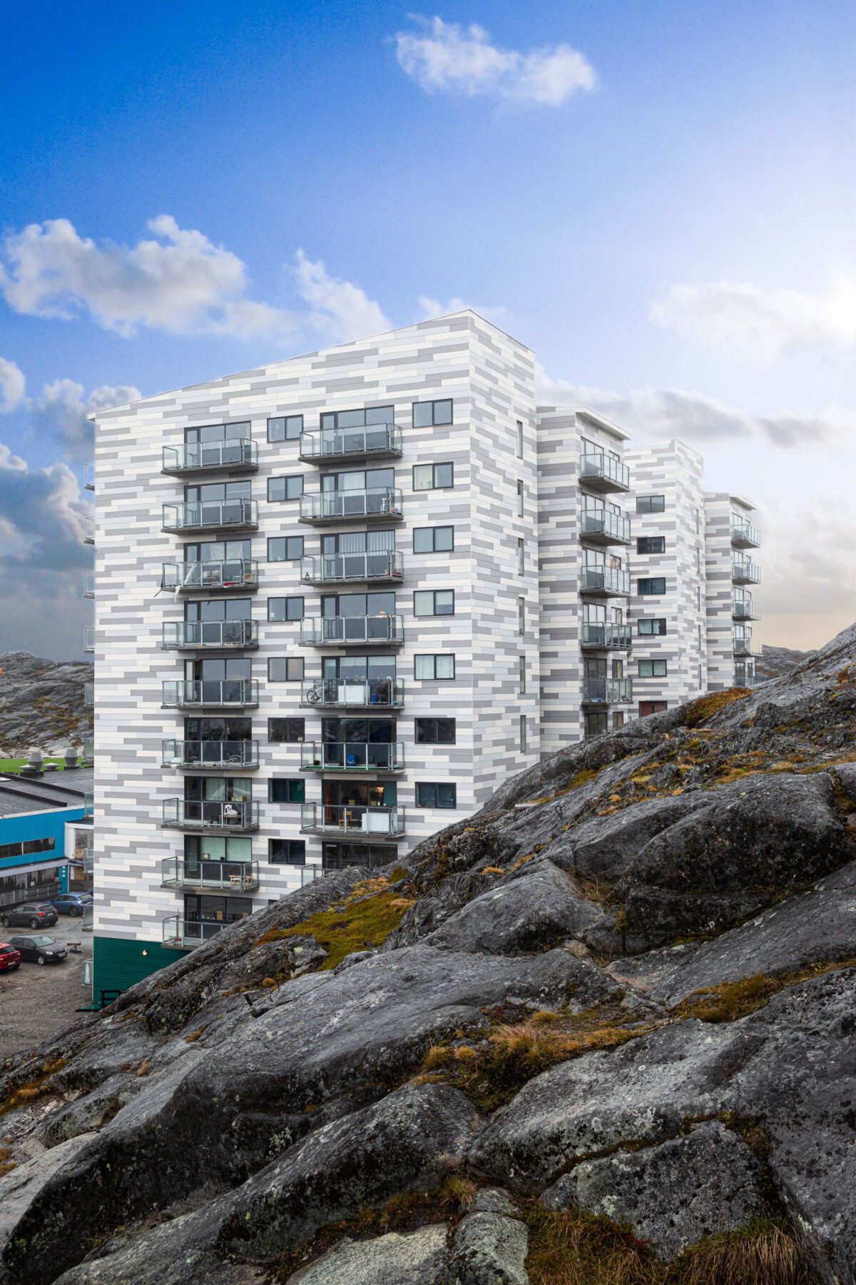 Høj bygning bag klipper