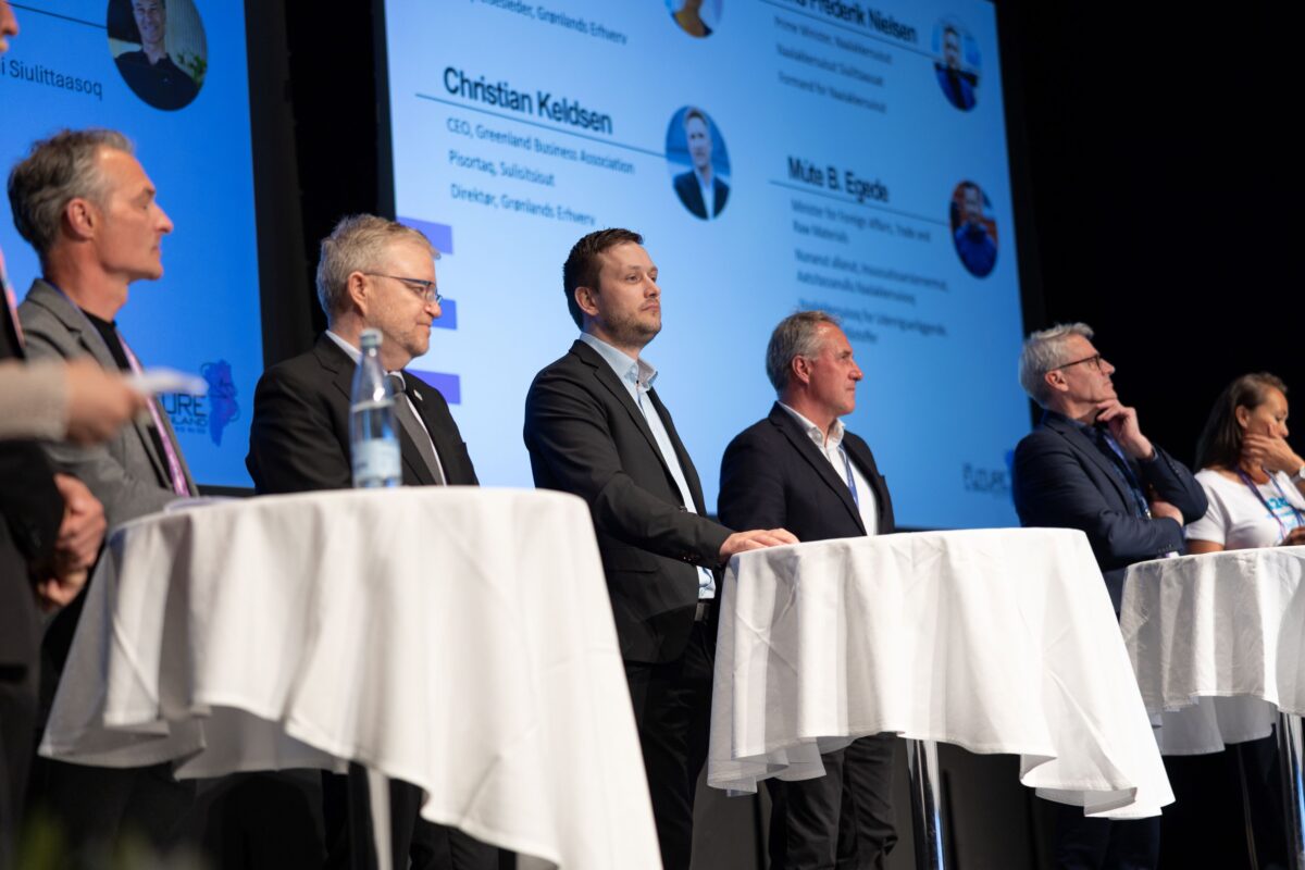 Diverse personer på scenen på Future Greenland konference