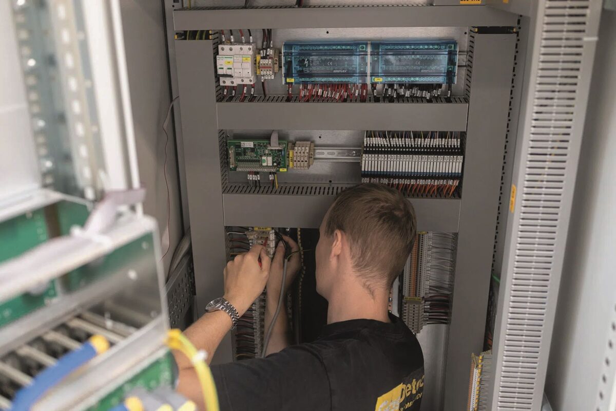 Medarbejder fra GasDetect arbejder på boks