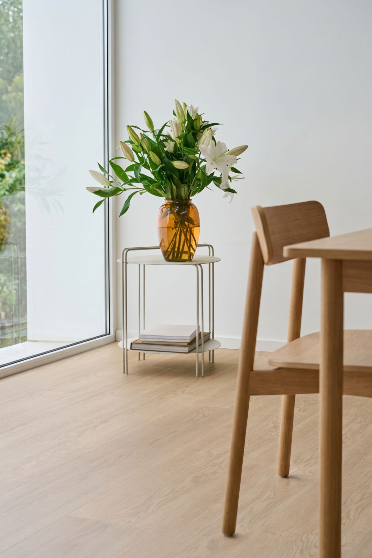 Spisebordsstol med vase i baggrunden