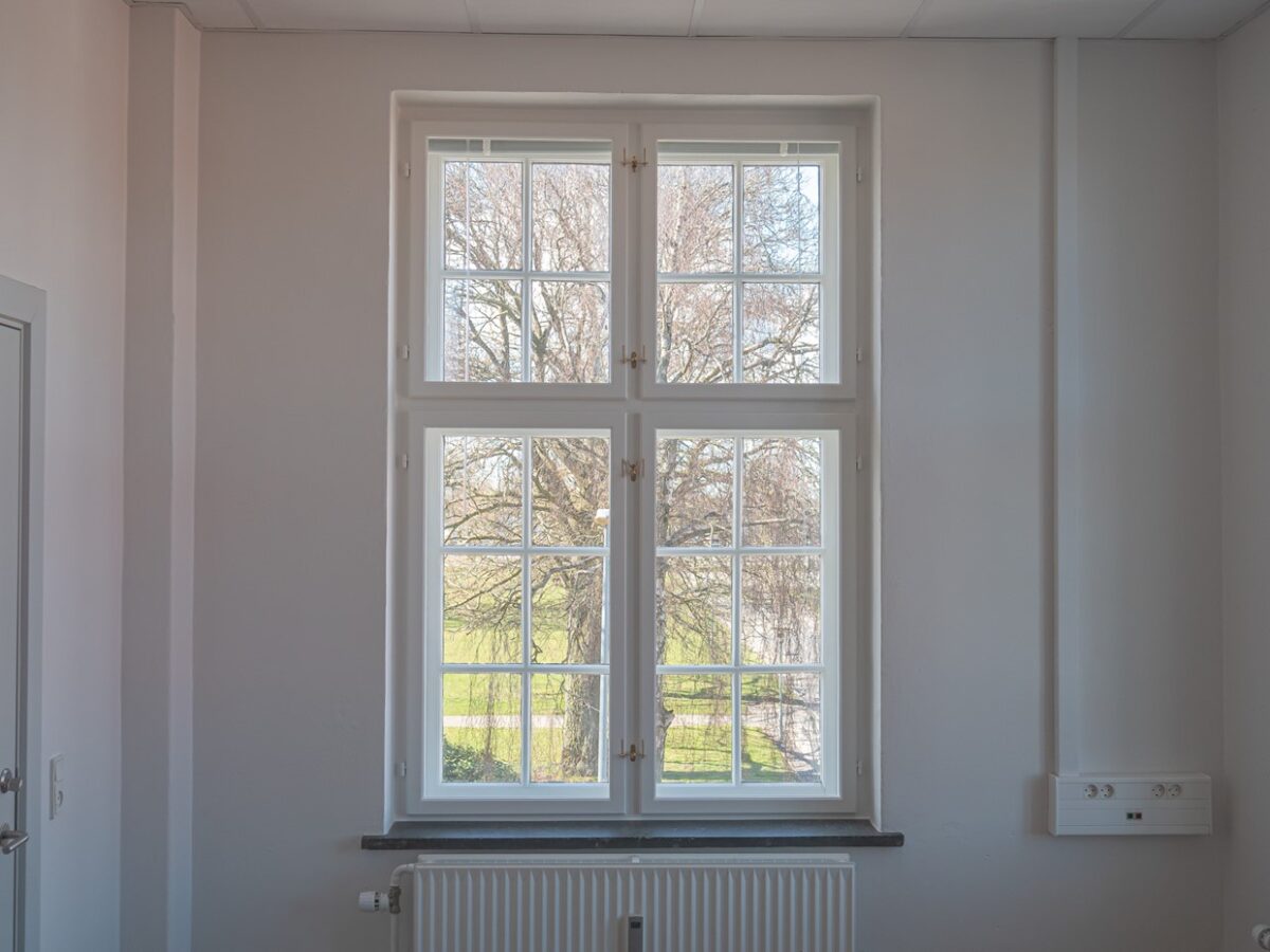 Vindue set inde fra bygning
