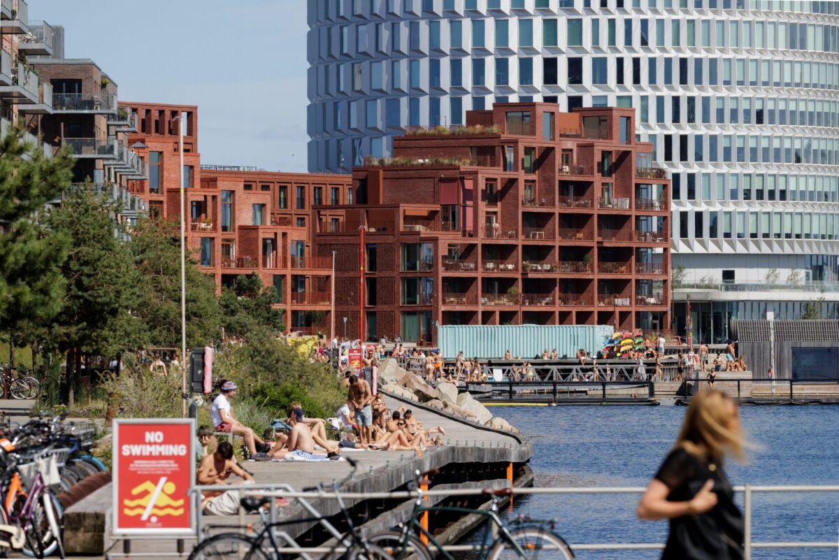 Havneområde med bygninger i baggrunden