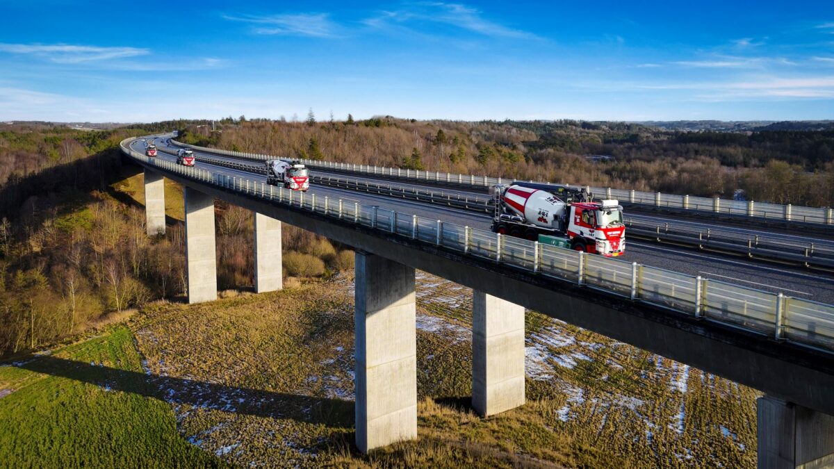 Eldrevne betonkanoner på motorvejsbro