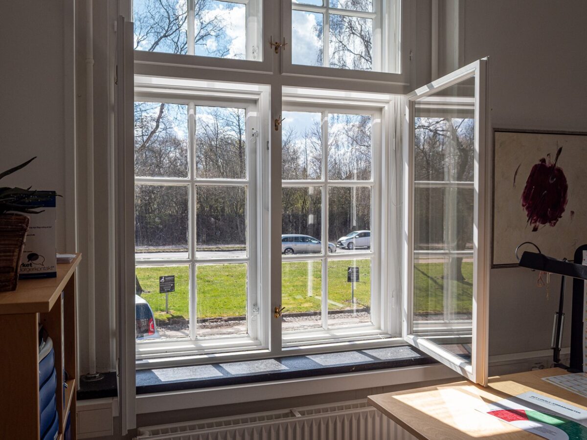 Vindue set inde fra bygning
