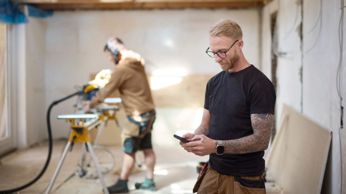 Håndværker registrerer timer på mobil