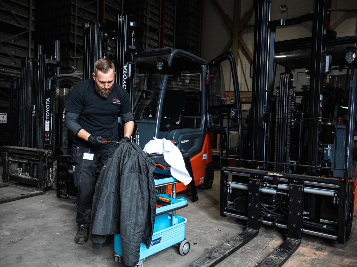 Person foran gaffeltrucks
