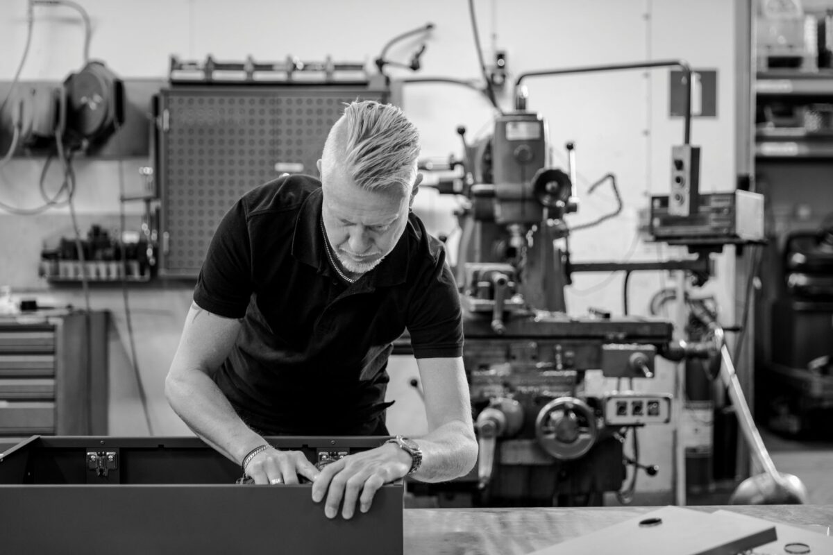 Person arbejder i værksted