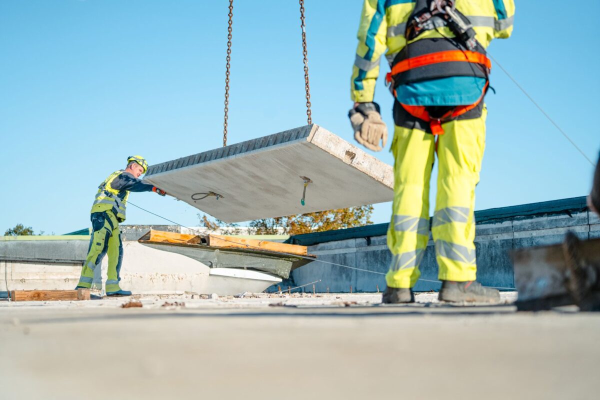 Person arbejder med betonbelægning