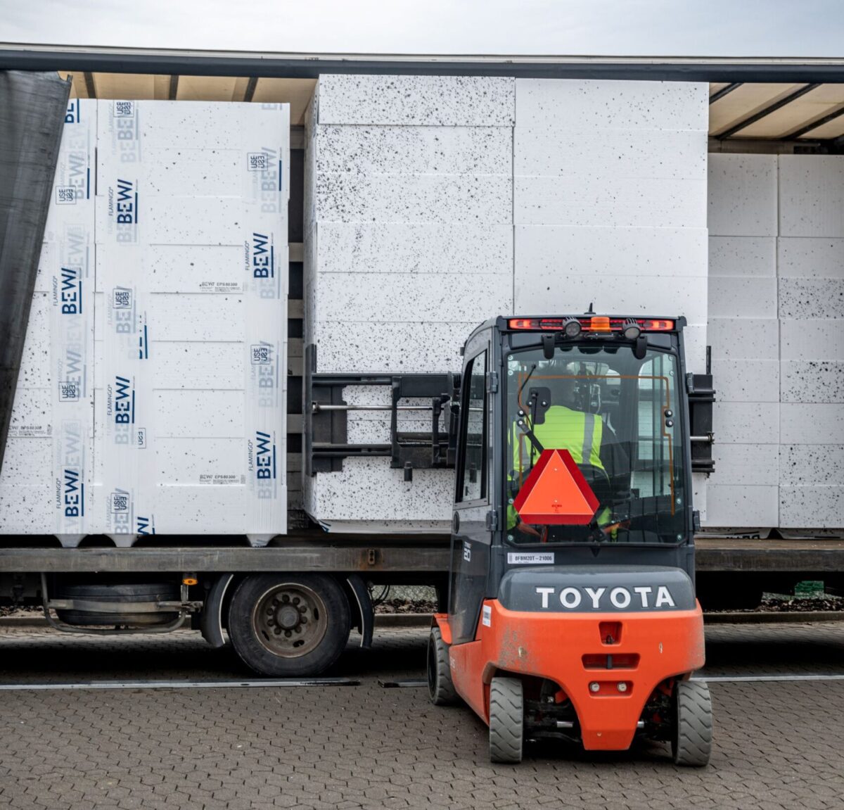 Gaffeltruck i gang med at læsse