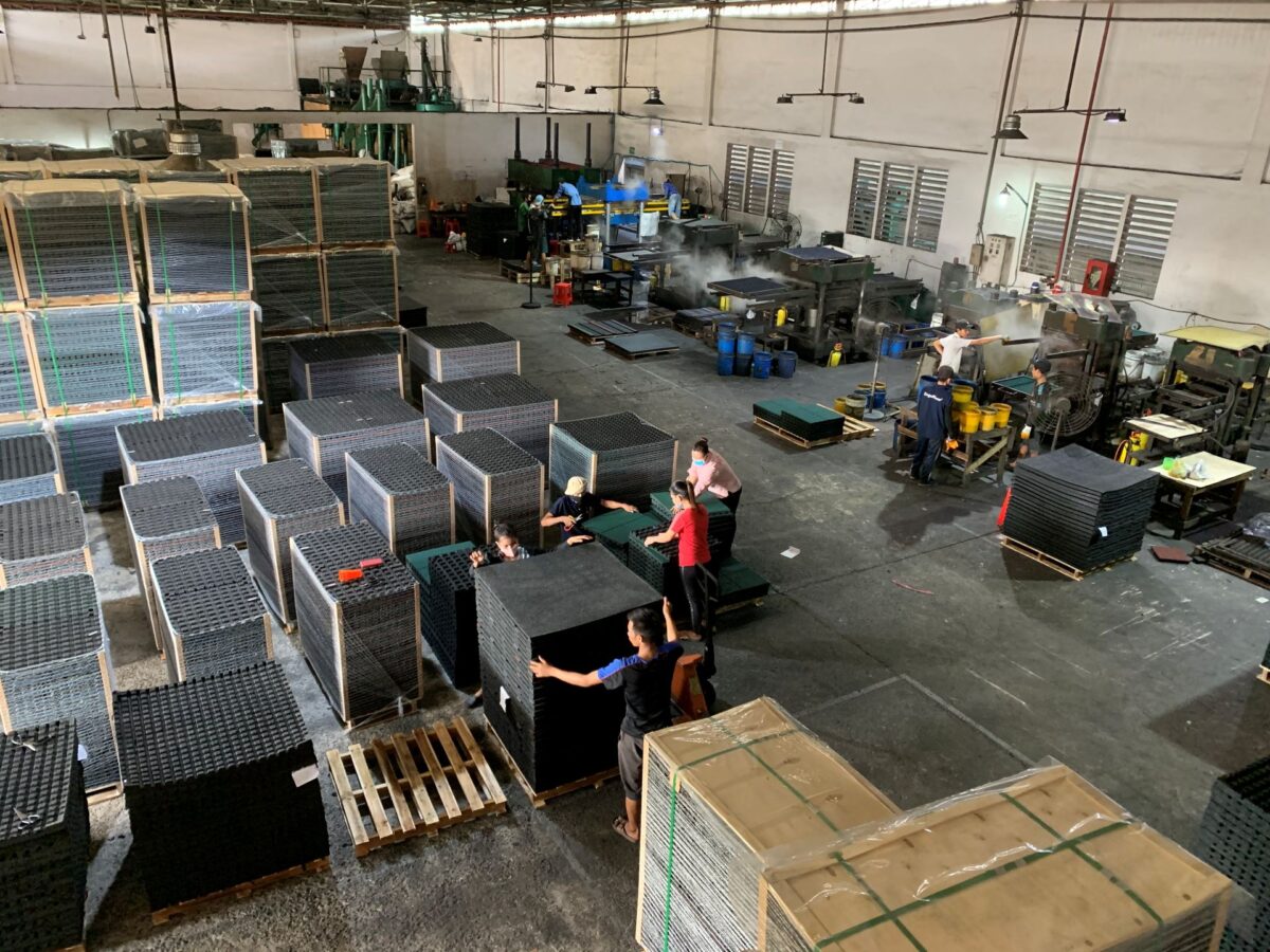 Produktion af gulvløsninger af genanvendt gummi