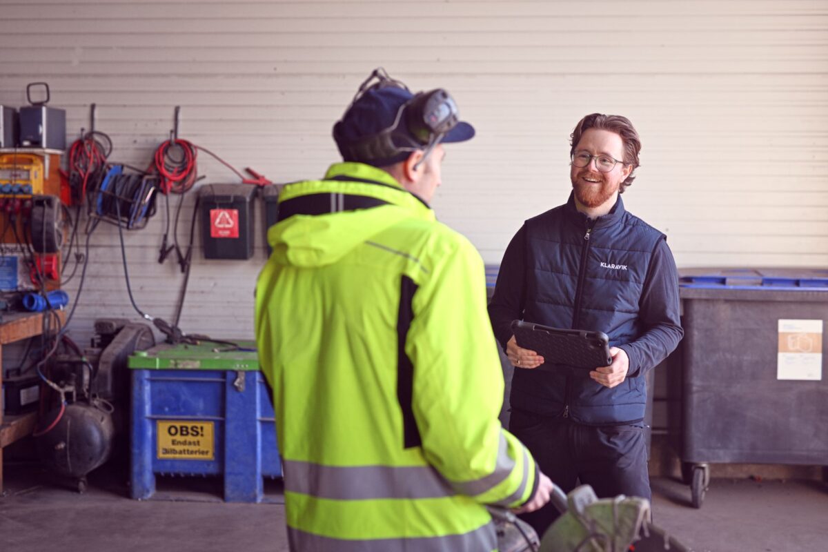 Sælger fra Klaravik snakker med kunde