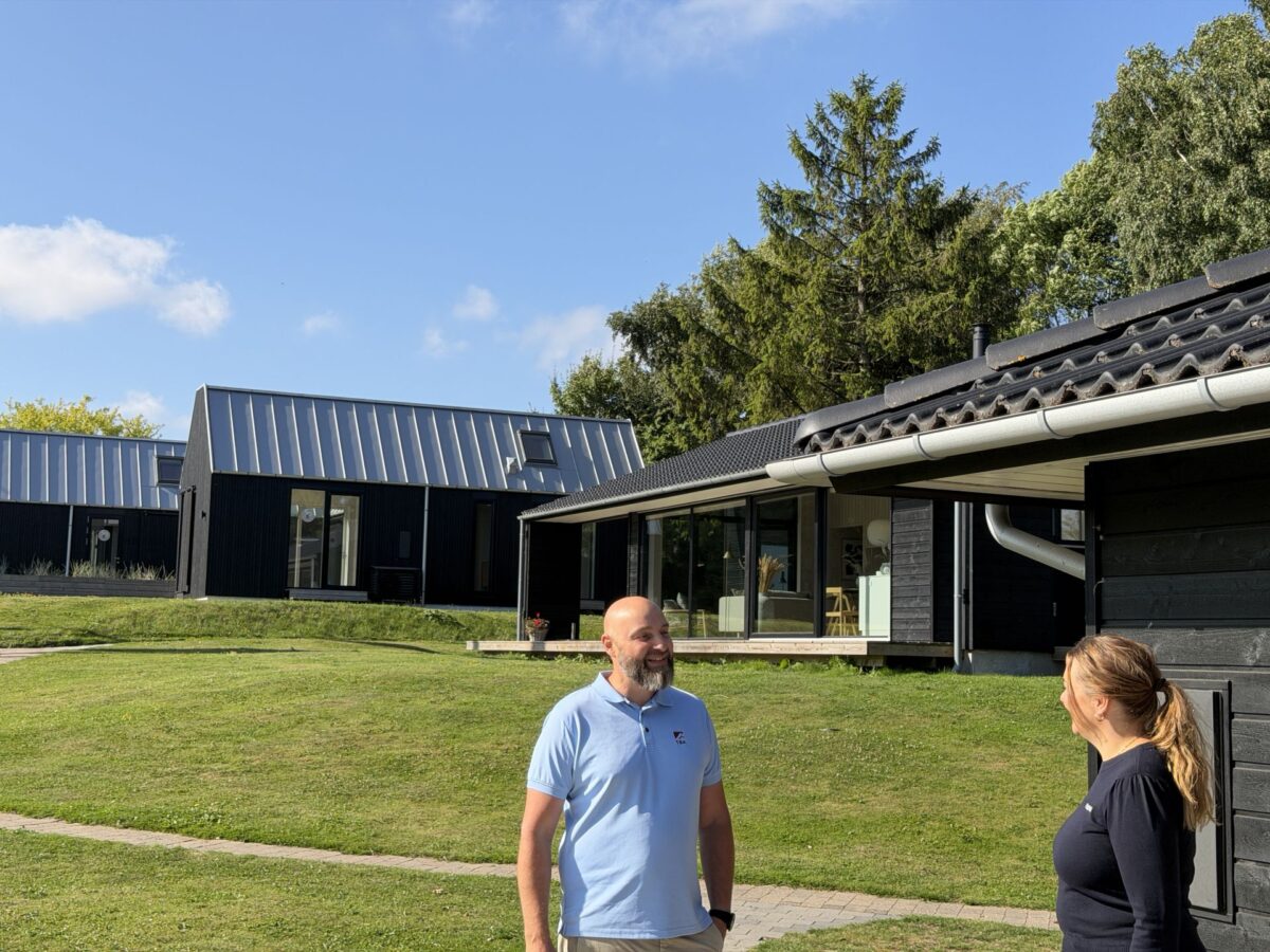 Melina Nolte og Mads Termansen foran fritidshuse