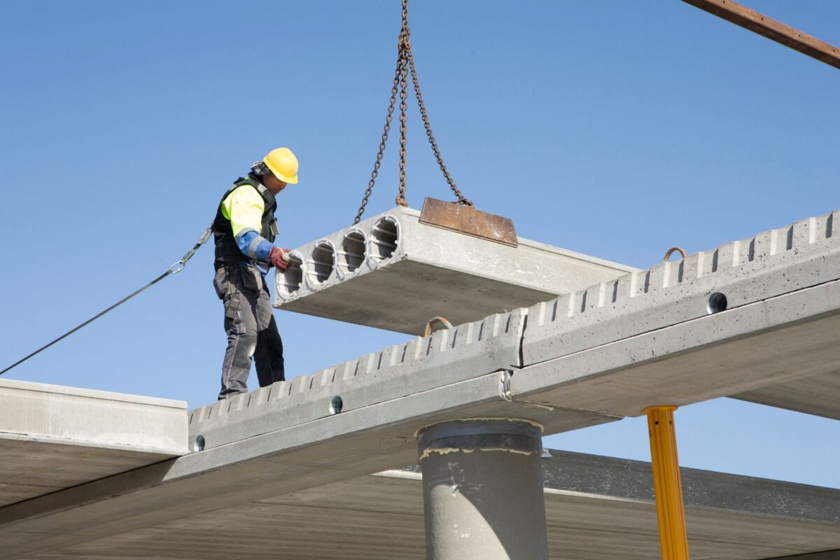Person arbejder med betonelementer