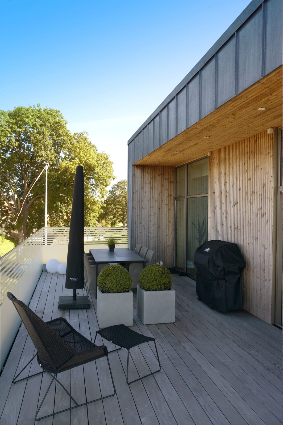 Terrasse med diverse havemøbler